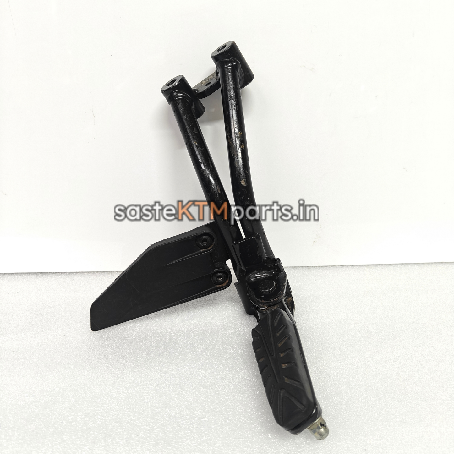 STEP HOLDER PILLION RIGHT -JP113007